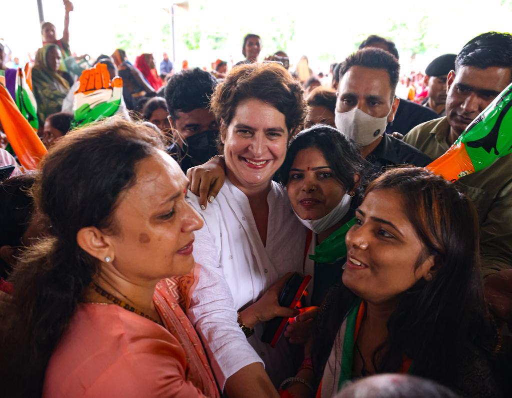 RoshanLalBittu's tweet photo. 40% means total 160+ Women MLA Candidates in #UPElections2022, Thank you Smt @priyankagandhi ji. Jai Congress! #लड़की_हूँ_लड़_सकती_हूँ #40KiShakti https://t.co/YLFrTFf9O1