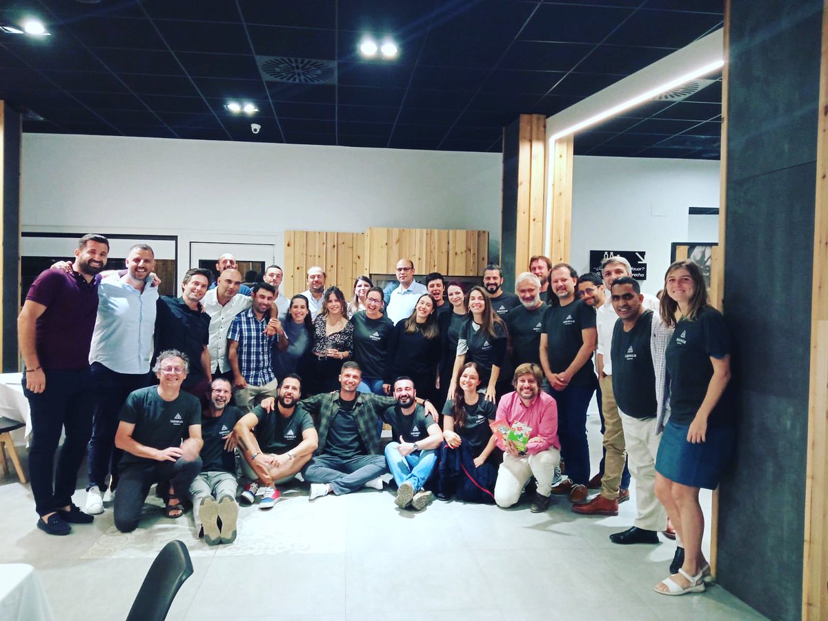 rubueno10's tweet photo. 🤗 Fue muy bonito el gesto de todos los expertos internacionales en #ControlDeMosquitos y participantes del #TSMosquitoControlVLC21 durante la #CenaDeClausura, en agradecimiento al esfuerzo hecho por los compañer@s de @lokimica en estas 2 intensas semanas de trabajo 💪🏻 https://t.co/5XYu2CvTFo