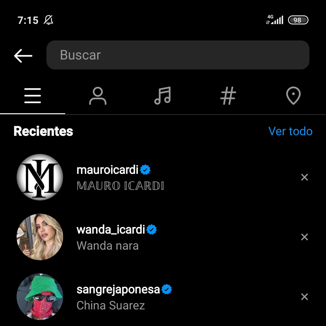 Tomando un café revisando mails y leyendo las noticias