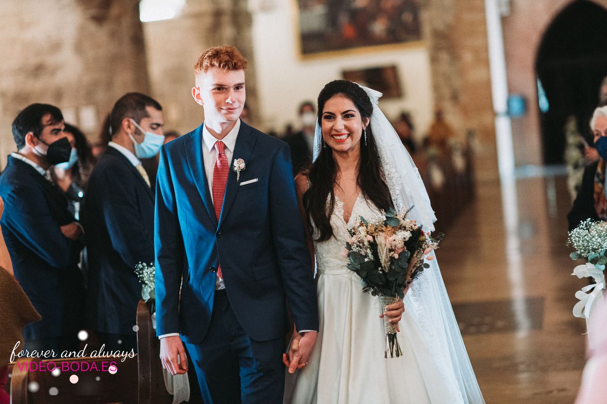 video_boda's tweet photo. Ayer estuvimos de boda! Laura &amp; Julián  , la bueno es que se casaron y tuvieron una ceremonia preciosa, la mala es que tenemos que esperar Agosto para la fiesta.

Mejores fotografías ceremonia San Juan del Hospital
https://t.co/rYAULL8ZXg https://t.co/vKSyYxCxNt