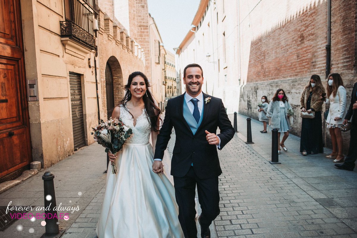 video_boda's tweet photo. Ayer estuvimos de boda! Laura &amp; Julián  , la bueno es que se casaron y tuvieron una ceremonia preciosa, la mala es que tenemos que esperar Agosto para la fiesta.

Mejores fotografías ceremonia San Juan del Hospital
https://t.co/rYAULL8ZXg https://t.co/vKSyYxCxNt