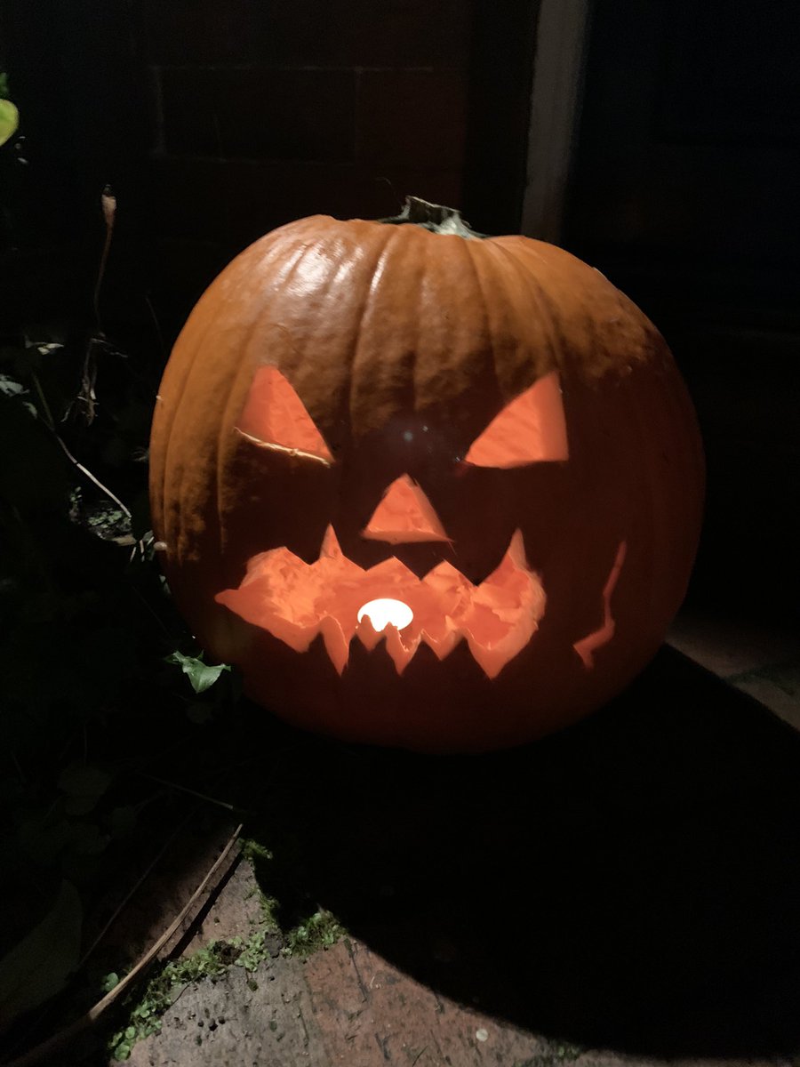 kate_roberts__'s tweet photo. Ernest’s scar-face pumpkin
Designed and carved on his own 🥰
@ArchibaldFirst #AFSpumpkins https://t.co/UeDluZgCoq