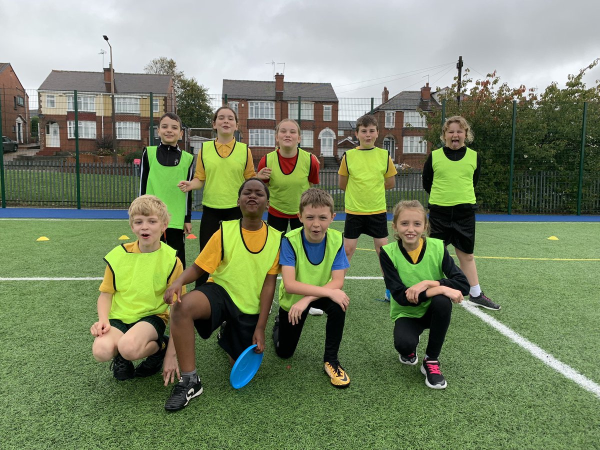 MrBeaumont1997's tweet photo. Biggest day of the year so far!

It’s the annual Class 9 vs Class 8 frisbee competition. 

Team 1 start things off!

#TeamBedes https://t.co/i2duCTAnbs