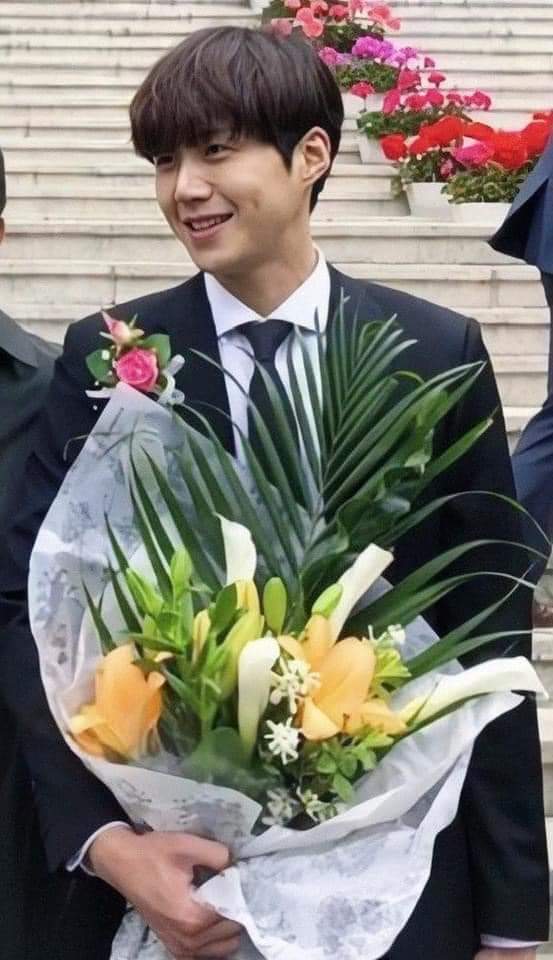 WednesdayYellow's tweet photo. พิซอนเพิ่งเปลี่ยนไปนับถือแคธอลิกเมื่อปี 2019 มี Baptism Name ว่า Daniel ด้วยหละ ขอให้พระเจ้าที่พิซอนรัก เป็นที่ยึดเหนี่ยวของพิซอนในเวลาที่ยากลำบากนี้นะ #คิมซอนโฮ https://t.co/AeSazjZ48U