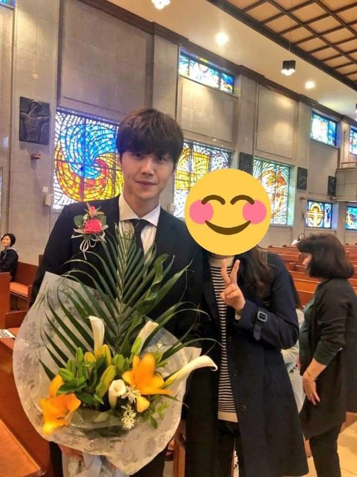 WednesdayYellow's tweet photo. พิซอนเพิ่งเปลี่ยนไปนับถือแคธอลิกเมื่อปี 2019 มี Baptism Name ว่า Daniel ด้วยหละ ขอให้พระเจ้าที่พิซอนรัก เป็นที่ยึดเหนี่ยวของพิซอนในเวลาที่ยากลำบากนี้นะ #คิมซอนโฮ https://t.co/AeSazjZ48U