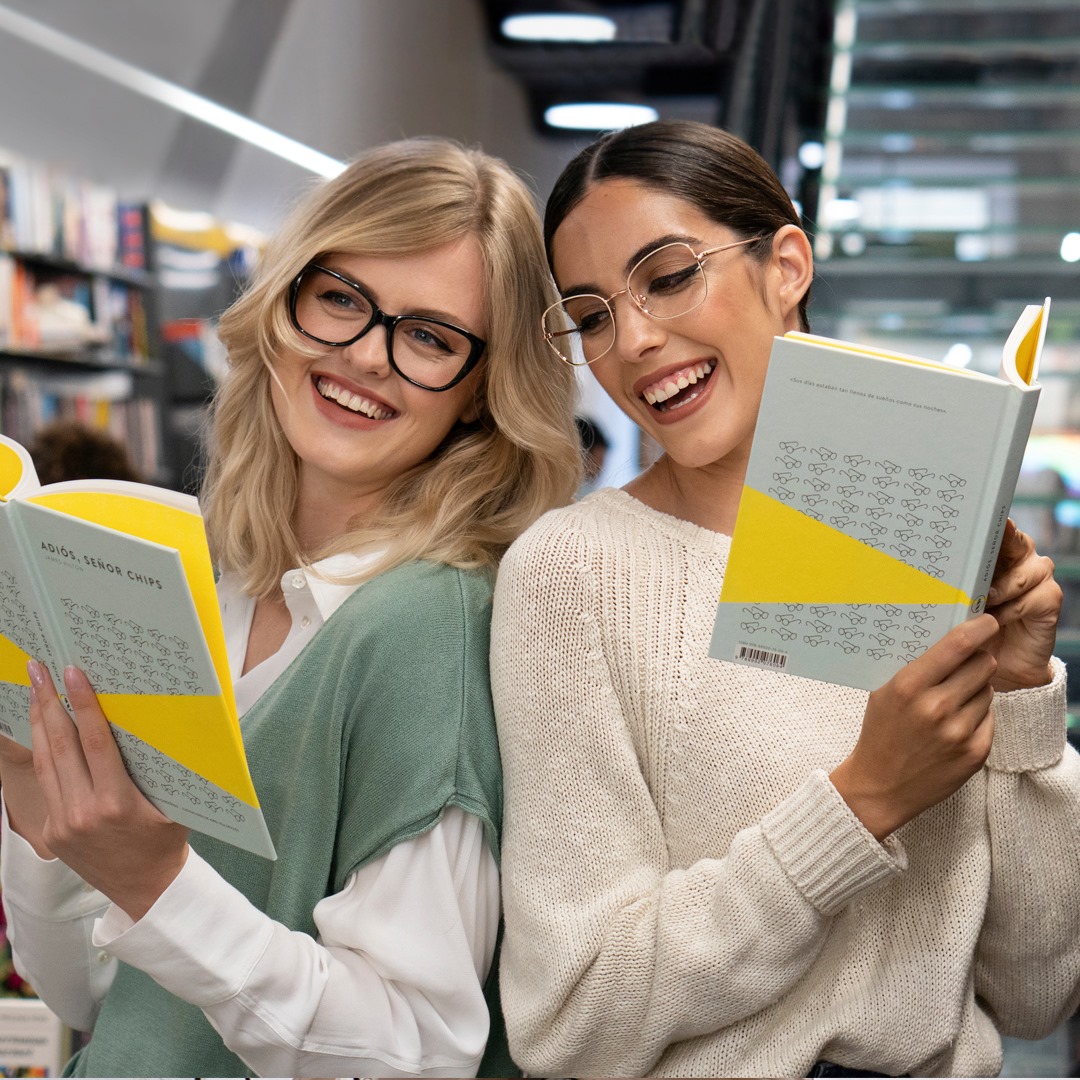 librerialuces's tweet photo. ¡Qué nos gusta ver nuestra librería en los anuncios de @Soloptical! 💚

🎥 Campaña Otoño Soloptical 2021
👉 https://t.co/50HYmgDQ3E

@mazuagah @RENACIMIENTOED @TrotalibrosEd 

#LibreriaLuces #Malaga #AdiosSeñorChips #JamesHilton #CuentosJaquesYLeyendas #ManuelAzuaga #Soloptical https://t.co/IROrKbnZDo