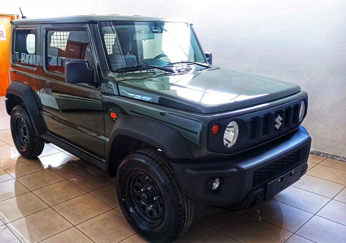 El Jimny se adapta a cualquier situación. Con un  diseño icónico y un interior sencillo y elegante será tu mejor compañero de aventuras. ¡Ven a descubrirlo a nuestro concesionario!
