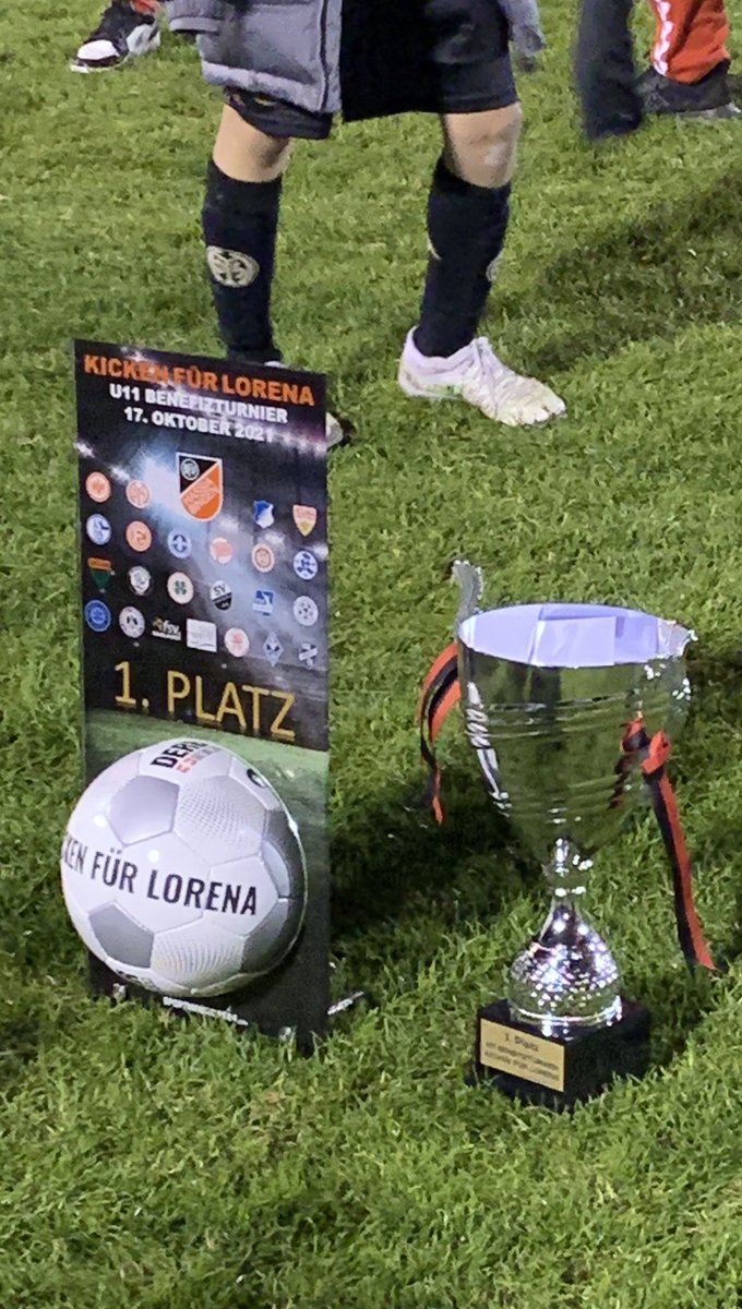 Großartiges  Fußball U11 &amp; U14 Benefiz Turnier „Kicken für Lorena“ in Bingen. Insgesamt 44 Teams. Tolle Stimmung, perfekt organisiert, begeisternde Spiele. Es wurde eine unglaubliche 5 stellige Summe für Lorena gesammelt.
Unser Starboard für die Sieger! #Charity #fussball #jugend
