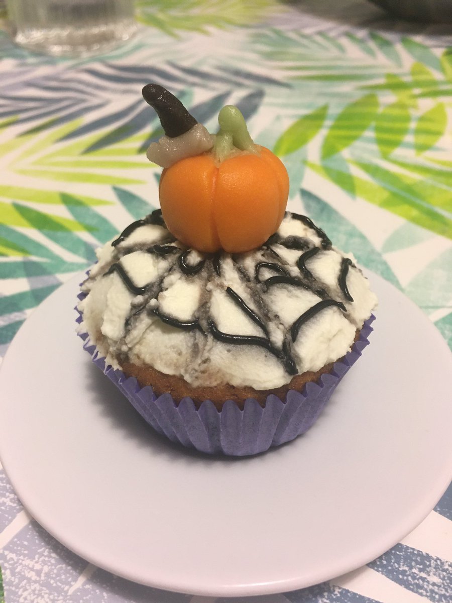 NeneSleepyHead's tweet photo. (2/2) Since I made some #pumpkincupcake irl I throw a lil bday party for my #plushie #MichaelMyers and his little friends, #JasonVoorhees and #Sawtooth :3
(Making that little #marzipan #pumpkin was fun) 
#puppet #handmadeplushie #cupcake #myart #sewing #handmade #homemadecupcake https://t.co/ee0tk0o6sR