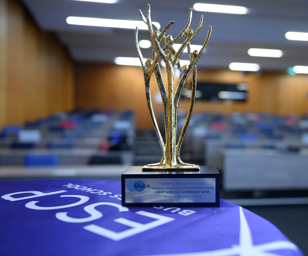 CANSeine's tweet photo. 🏆@CANSeine reçoit les Trophées du #DialogueSocial pour son accord de méthode dédié aux projets de transformation = cette innovation de droit social permet d’impliquer les collaborateurs en amont de la consultation du CSE #RH
@GroupeRHM https://t.co/cApZMir7gx