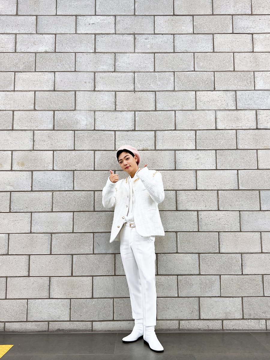 ONF_offcl's tweet photo. [#LightONF] 21.10.19 더쇼📸

더쇼 스페셜MC로 깜짝 변신한 #이션
퓨즈분들 모두 본방사수로 함께 하셨나요⁉️

#오늘도_수고한_이션에게👏👏👏
#온앤오프 #ONF https://t.co/1608uqq92t