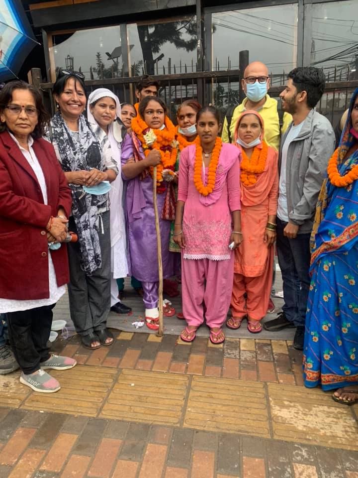 archana_thapa's tweet photo. माईतिघर मन्डालामा बस्नु धर्ना दिएर बसेका पिडित पक्षको आवाज बल्ल सरकारसम्म पुग्यो। आज रूबी जीले माइतिघर मन्डालामा पुगेर आफ्नो अनशन तोड्नु भयो। यो आन्दोलनमा साथ दिने सबैलाई धन्यवाद 🙏 https://t.co/iIJLDy2lKT