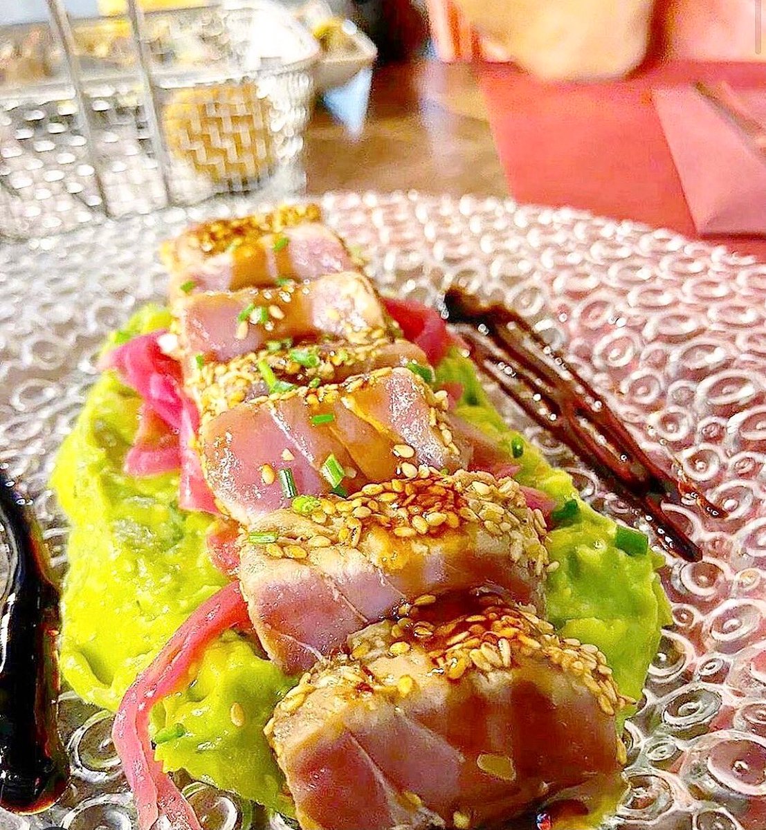 Xocalastacoloma's tweet photo. 🍽 Avui us deixem amb un tataki de 🐟 tonyina sobre base adobada de 🧅 ceba i 🥑 guacamole
Brutals 😍

Que tingueu un molt bon dimarts 🙌🙌🙌

#Xocala #Bar #Restaurant #Santacolomadegramenet #santacoloma #barcelona #santako https://t.co/K4XTGIv60x