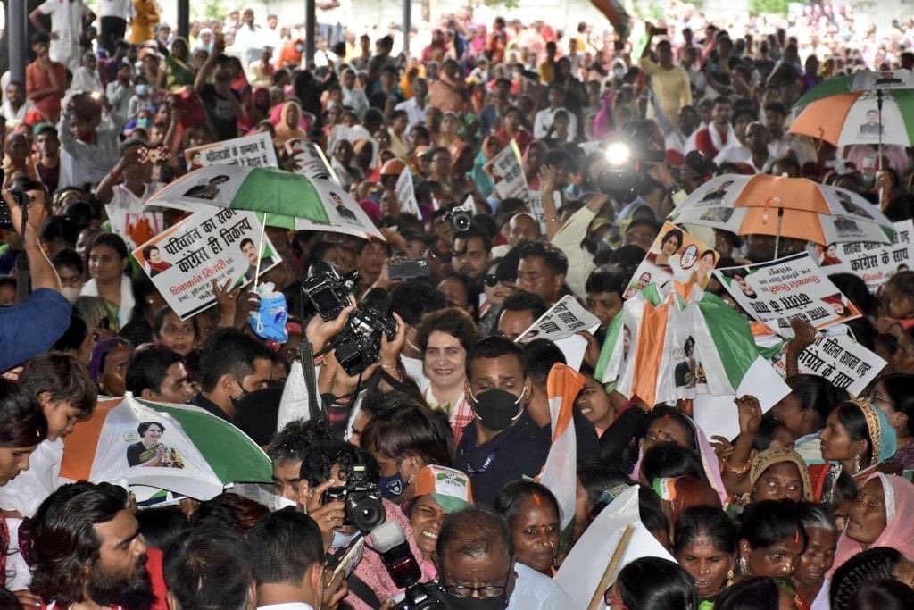 देश की राजनीति को नई दिशा देने वाला मील का पत्थर सिद्ध होगा <a href="/priyankagandhi/">Priyanka Gandhi Vadra</a>  का यह फैसला कि कोई राजनीतिक पार्टी देश में कानून लागू हुए बिना तय कर दे कि वह पार्टी 40 प्रतिशत टिकट महिलाओं को ही देगी।
#लड़की_हूँ_लड़_सकती_हूँ