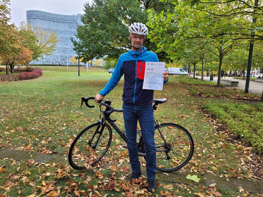 PSpremberg's tweet photo. @BTU_CS gewinnt beim Stadtradeln 2021

Drei Wochen lang hat Cottbus beim Stadtradeln kräftig in die Pedale getreten. Rund 1.460 Radler*innen haben sich in 60 Teams ins Zeug gelegt und knapp 283.843 Kilometer im Sattel gesessen.

https://t.co/5JVJtjlVQI
/rh https://t.co/iQVQId1j2n