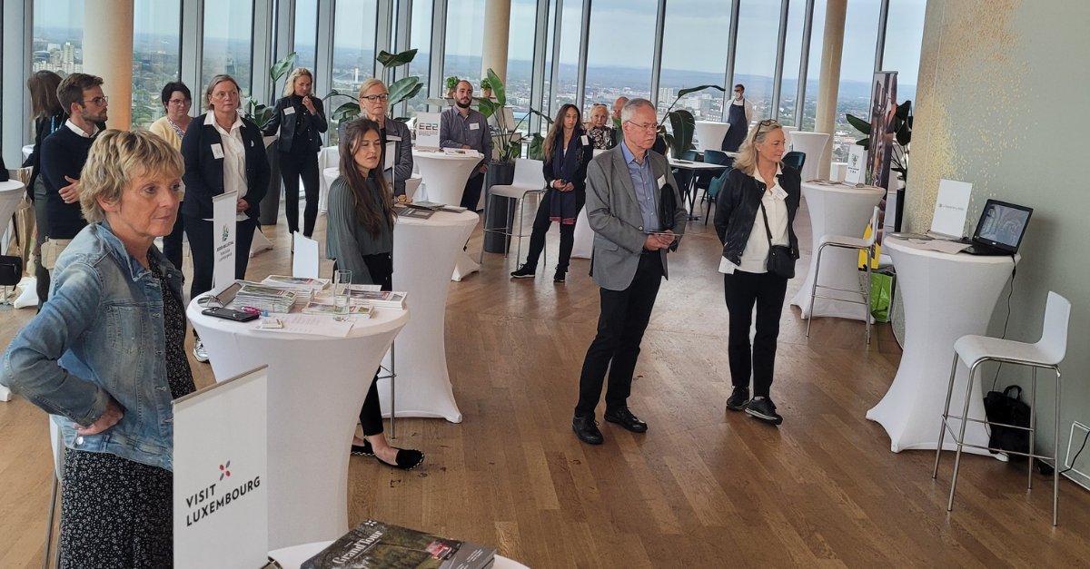 Terugblik op de travel trade #workshop in Keulen waar inkopers van de #Duitse #reisindustrie het aanbod van #Vlaamse en #Brusselse reispartners konden ontdekken. Speed date sessies, networking, dinner en een adembenemend uitzicht: wat een succes! Lees meer:bit.ly/BeLuxworkshopK…