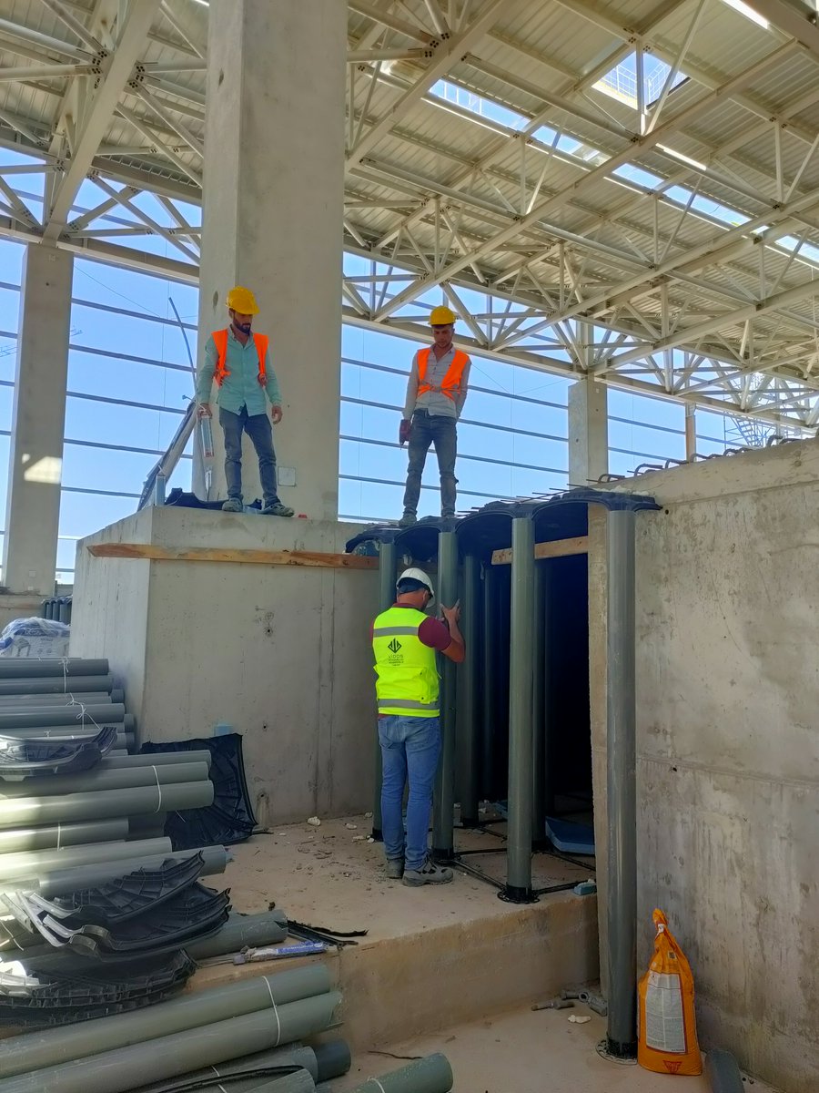 absyapi's tweet photo. ABS Plus kör kalıp sistemi güvenlidir. Kör kalıplar kullanılarak inşaat dolguları hızlı ve kolay bir şekilde imal edilebilir. 5 cm'den 300 cm'ye kadar istenilen tüm yüksekliklerde imalat yapılabilir. 5 cm betonla 7 tondan fazla yük taşıyabilir. https://t.co/LtRN6hYZUm