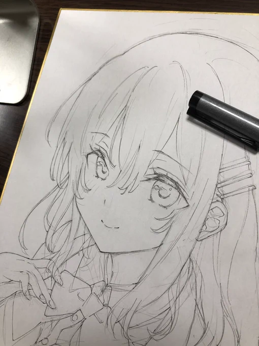サンクリのプレゼント色紙のじょしこーせーちゃんナナメから。引き続き✍️✍️ 