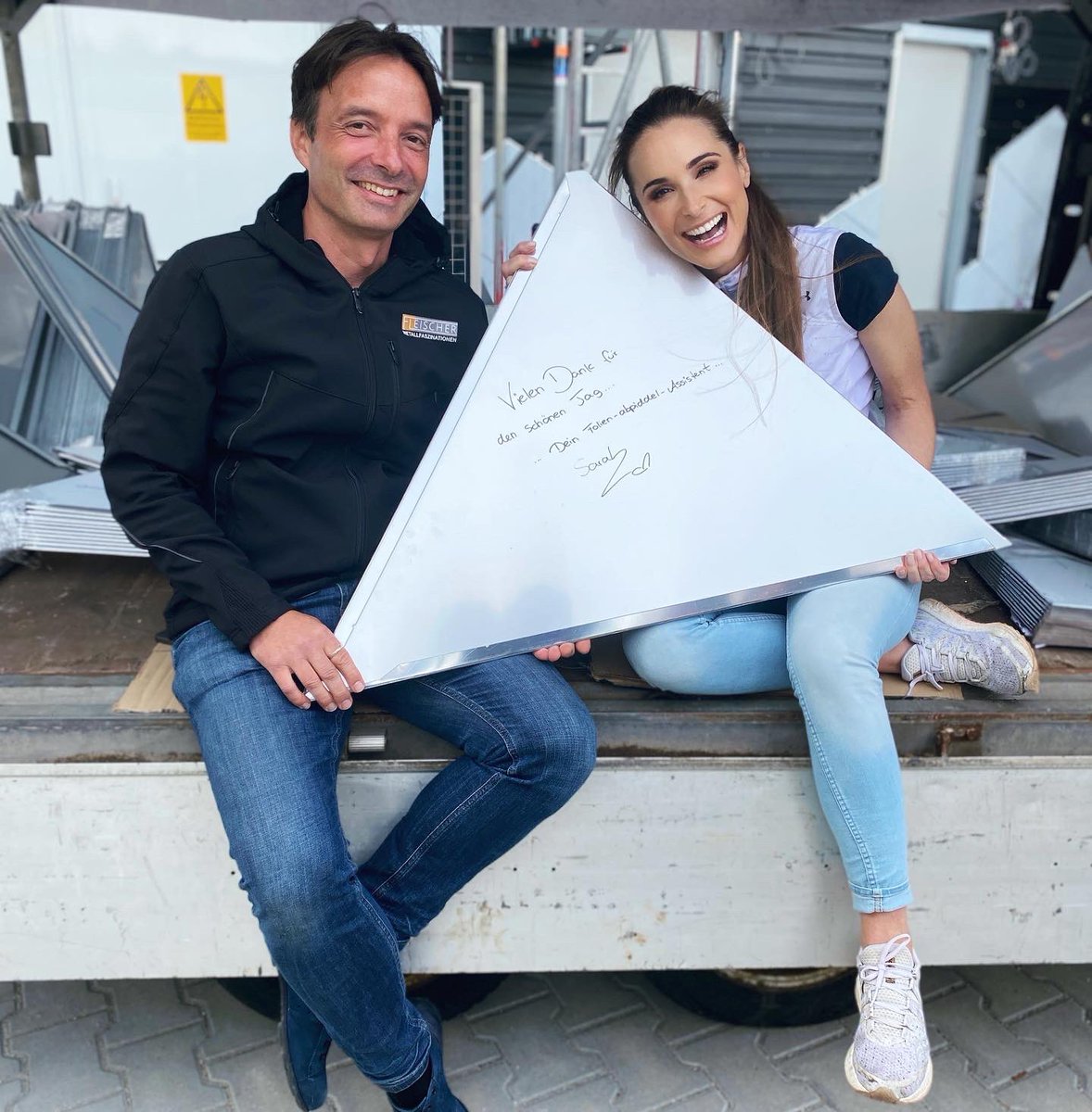 SarahvonNeuburg's tweet photo. Leute! 🙏🏻 Ich bin sprachlos wie viele von euch gestern den Auftakt unserer Handwerkswoche verfolgt haben. 🎉 Die Jungs und Mädels haben jeden Zuschauer verdient. 🔨

Heute geht‘s weiter! Ab 19:50 wird im @mdrde u.a. geklempnert 🔧. Hier Eindrücke vom Dreh. 

#zeigtunseurewelt https://t.co/na2t2dNg18