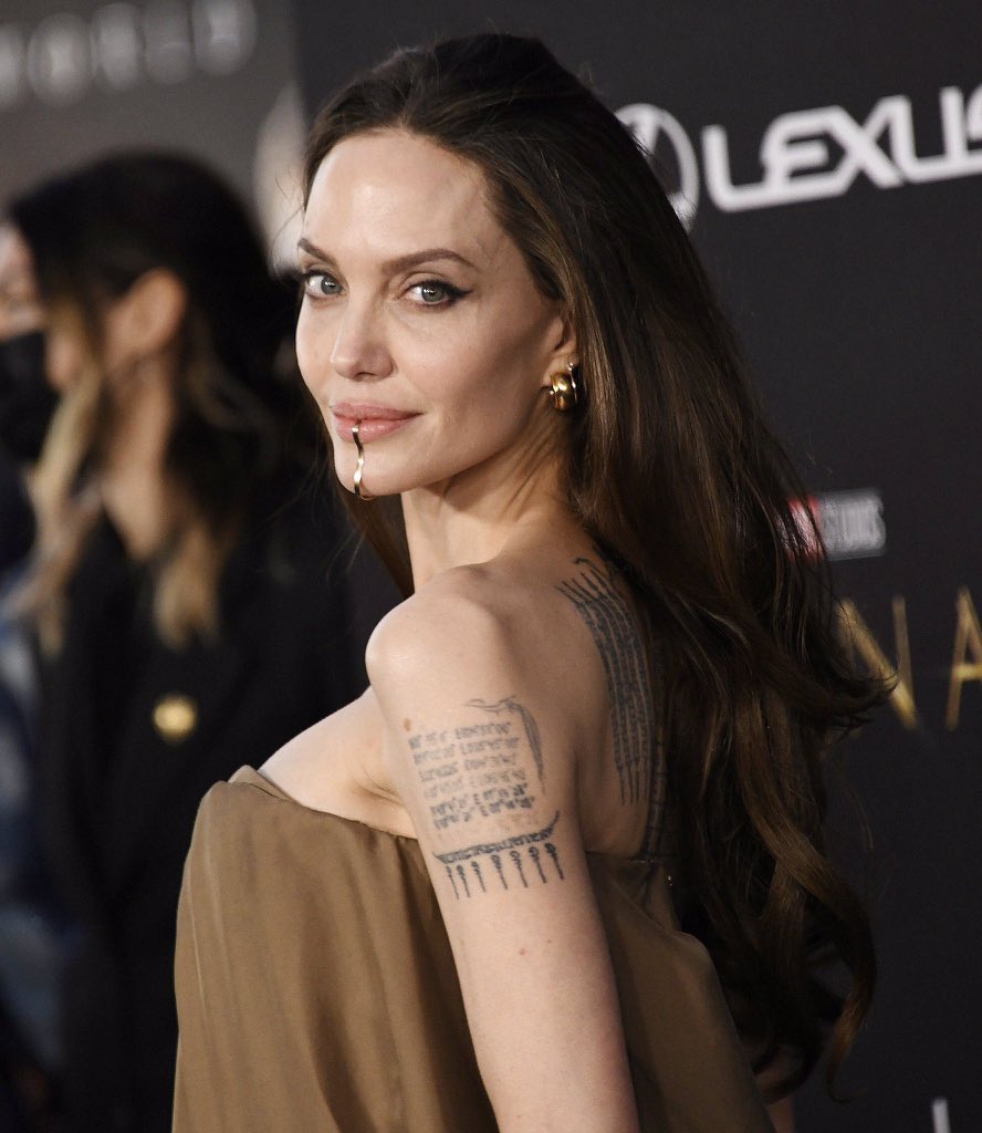 bestofajolie's tweet photo. a goddess indeed! ✨ https://t.co/AS1PZOdQ9T