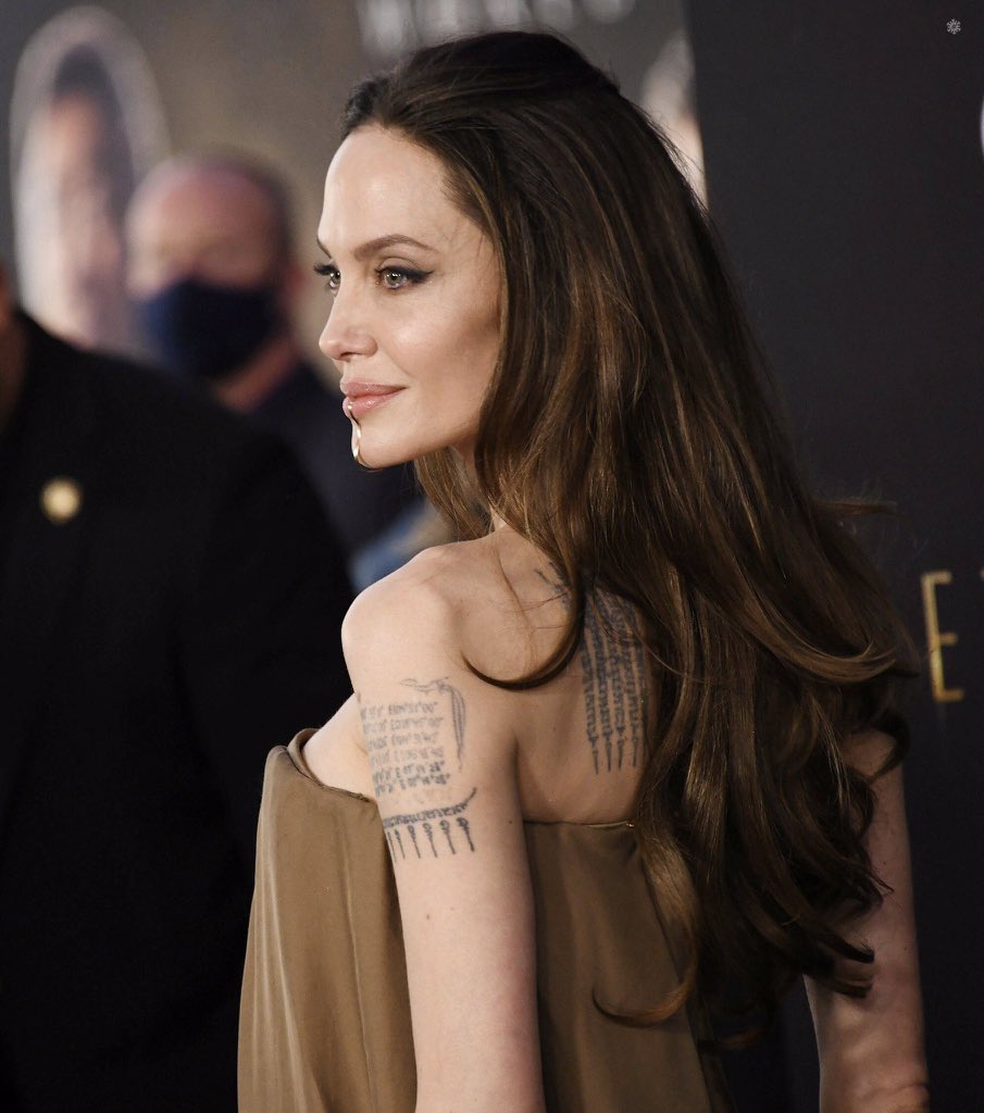 bestofajolie's tweet photo. a goddess indeed! ✨ https://t.co/AS1PZOdQ9T