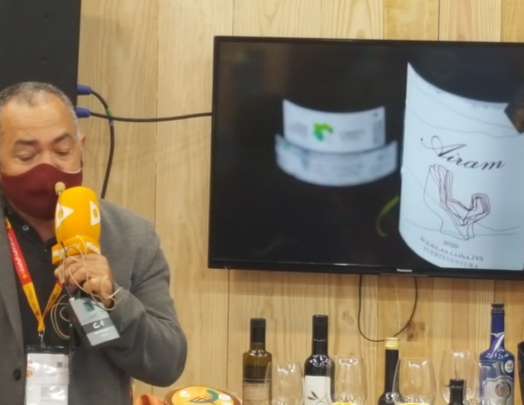 BodegaConatvs's tweet photo. Los vinos de Bodega #Conatvs en el Salón Gourmets de #Madrid. Nuestro #enólogo, Alberto González, realizando una #cata.
#SG21 @GrupoGourmets https://t.co/znjNDWo6uj