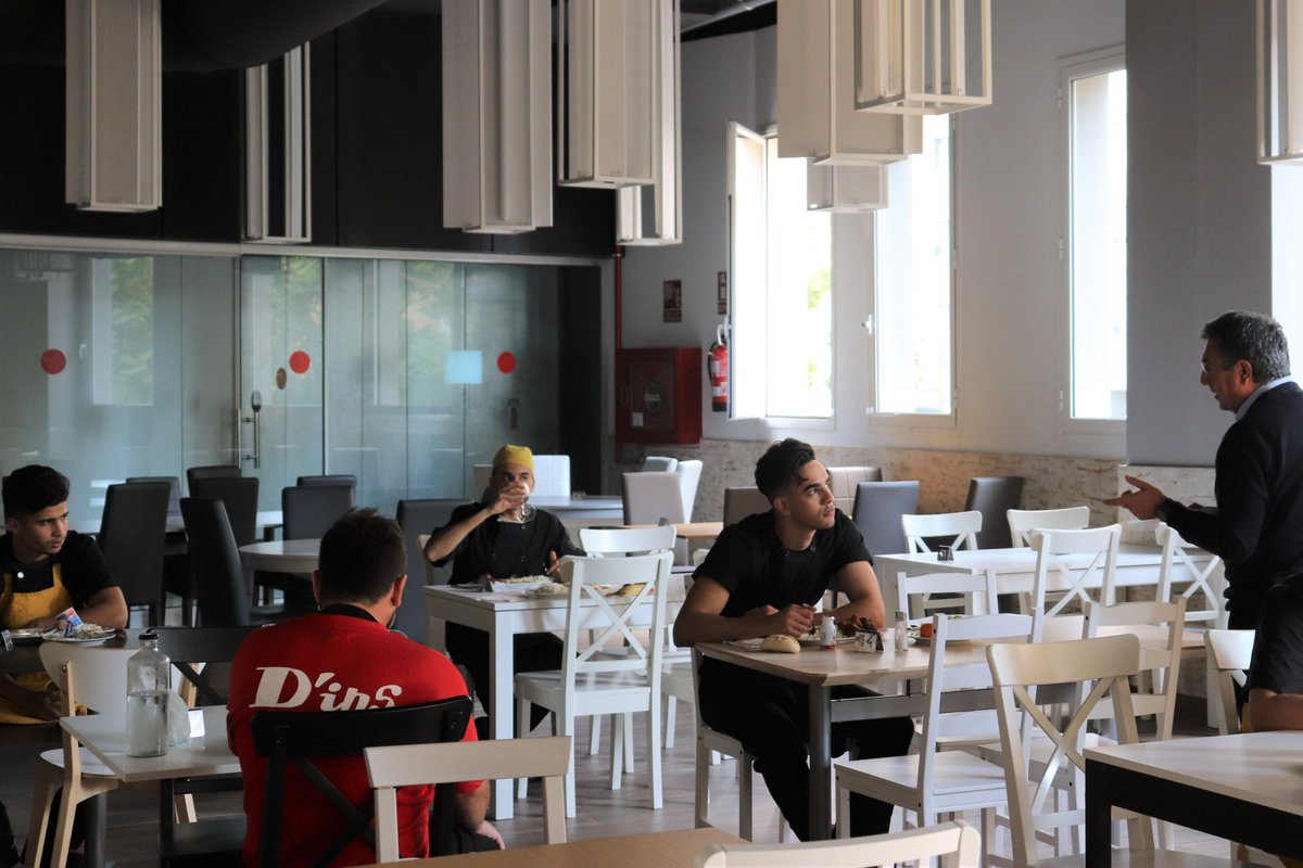 DinsEscola's tweet photo. I, per últim, es van mostrar els Objectius de Desenvolupament Sostenible als alumnes que es troben fent la nostra Formació en Restauració. Una xerrada  vital per continuar amb el seu aprenentatge i que els va ensenyar a estalviar residus i a realitzar una alimentació saludable. https://t.co/fk8mhPieK3