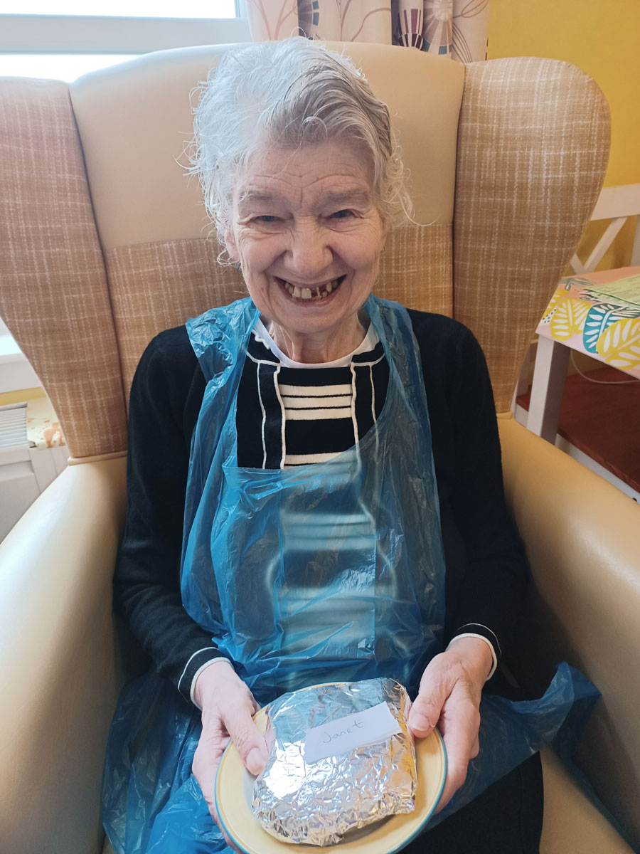Silverline_Care's tweet photo. Residents in #SpringhillCareHome were delighted to have a turn at making their own lunch the other day.
Using a variety of wraps, bagels and pitta bread, they chose from meats, cheeses and salads to create their snack of choice...and then thoroughly enjoyed eating them. https://t.co/Q89rGfFk0P