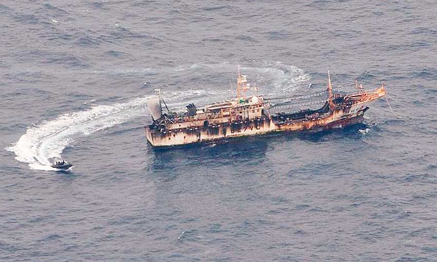 LaPrensAustral's tweet image. Barcos ecuatorianos abastecen a los buques chinos que depredan a especies de Galápagos - laprensaaustral.cl/2021/10/19/bar…