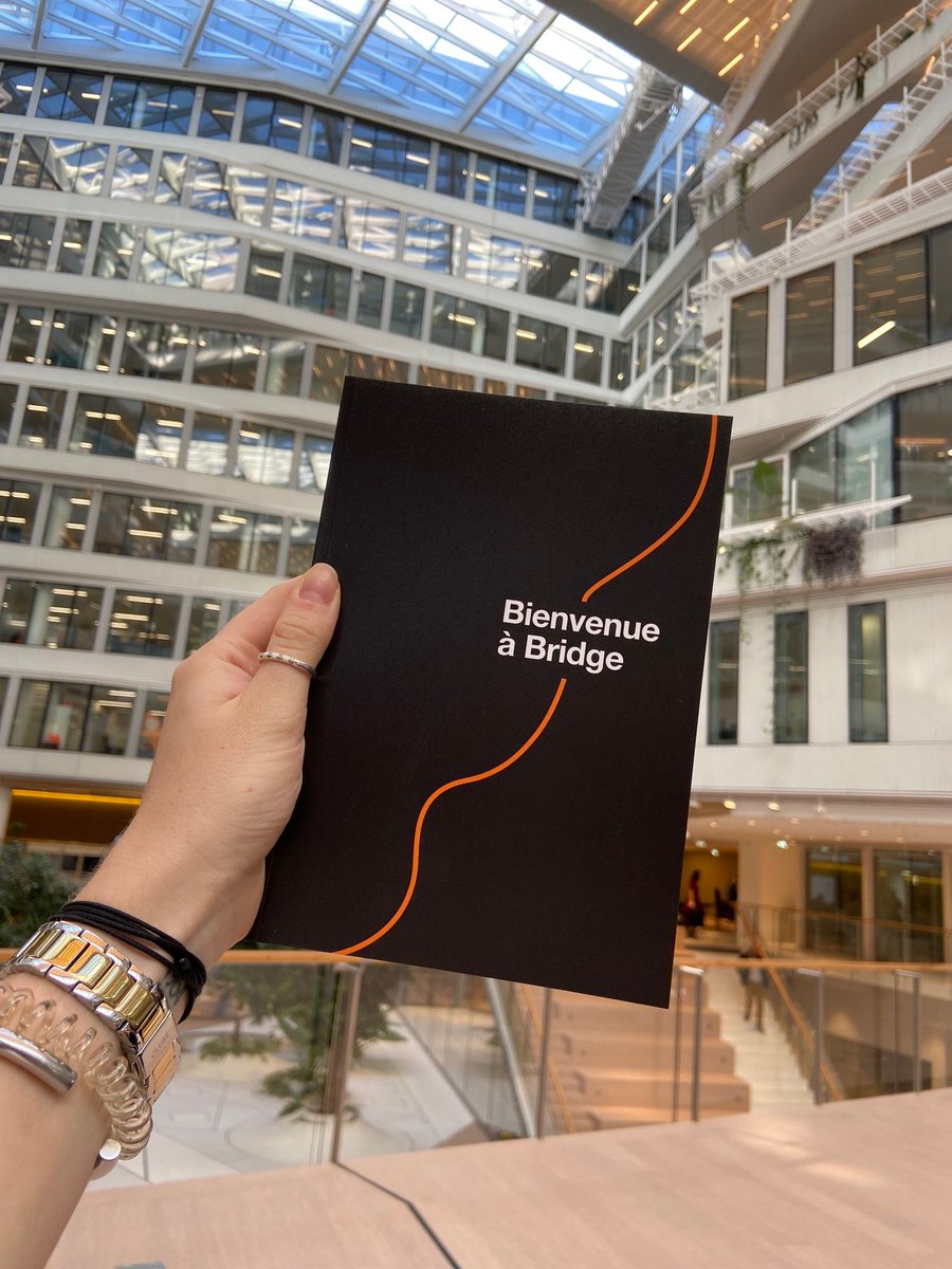 nalinabauer's tweet photo. L’heure est venue de célébrer l’arrivée des salariés à #Bridge, le nouveau siège d’@Orange ! Des carnets faisant office de guide, pour veiller à la bonne intégration des collaborateurs, sont distribués avec des Welcome packs. #Proudtobeorange https://t.co/BVtzp72Df6