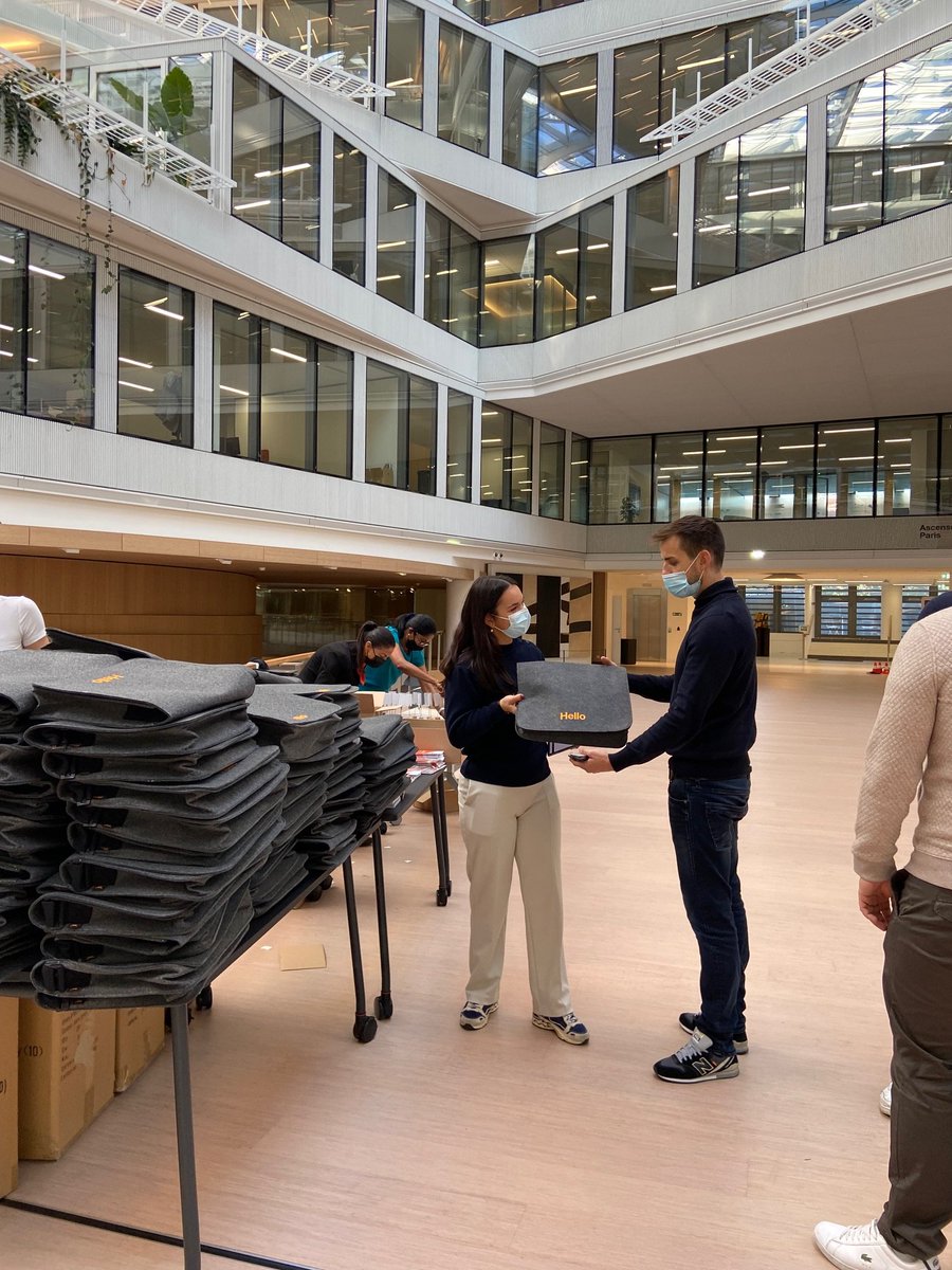 nalinabauer's tweet photo. L’heure est venue de célébrer l’arrivée des salariés à #Bridge, le nouveau siège d’@Orange ! Des carnets faisant office de guide, pour veiller à la bonne intégration des collaborateurs, sont distribués avec des Welcome packs. #Proudtobeorange https://t.co/BVtzp72Df6