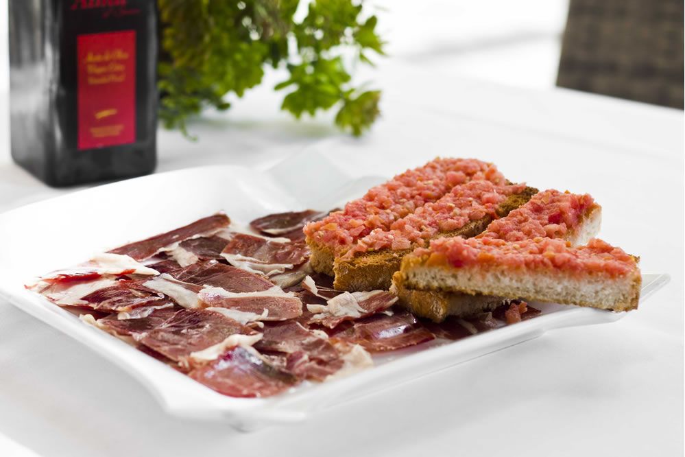 ¿Hay un entrante más tradicional y delicioso que el pan con tomate y jamón?🥓🥖 Sin duda la combinación de sabores perfectas para abrir boca y disfrutar de una velada en El Botánico. 🥰
#elbotanico #terrazasmadrid #barrioretiro #restaurantesenmadrid #comerenmadrid