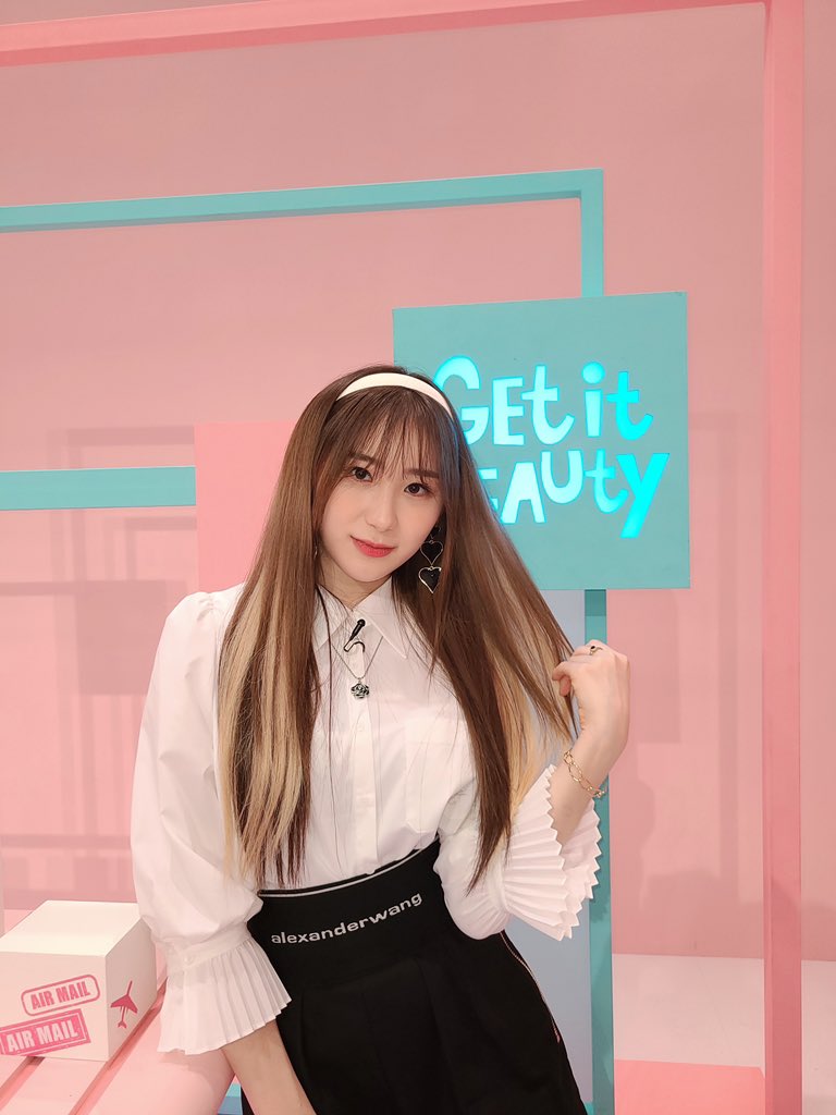 [🎥] 👛왓츠인마이백?!👜 가방 속 셔니 채니의 잇템 &amp; 마스크 속 모공 해결템 동시 공개  | 겟잇뷰티 K-BOX Ep.07
(youtu.be/Y__8dMkWuq0)

#이채연 #LEECHAEYEON