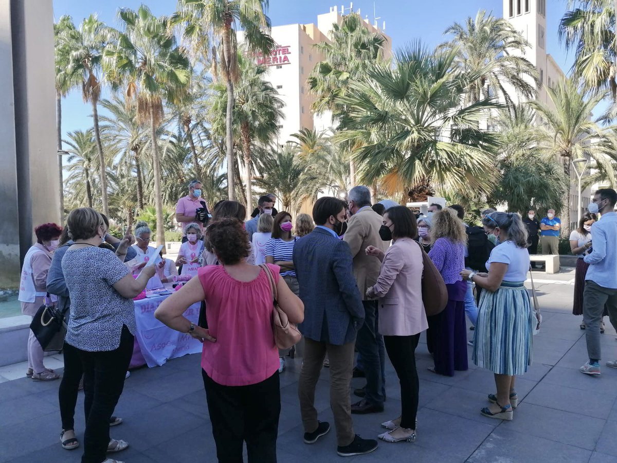 Vox_Almeria's tweet image. Nuestro portavoz en el Ayuntamiento de Almería, @VoxJf, ha acudido a los actos por el #DíaMundialDelCáncerDeMama en la capital. 

¡Estamos con vosotras! 🎀
