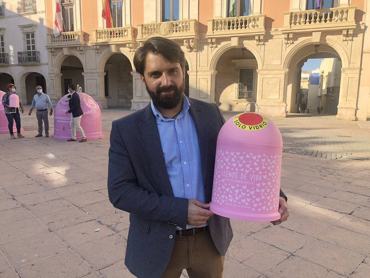 Vox_Almeria's tweet image. Nuestro portavoz en el Ayuntamiento de Almería, @VoxJf, ha acudido a los actos por el #DíaMundialDelCáncerDeMama en la capital. 

¡Estamos con vosotras! 🎀
