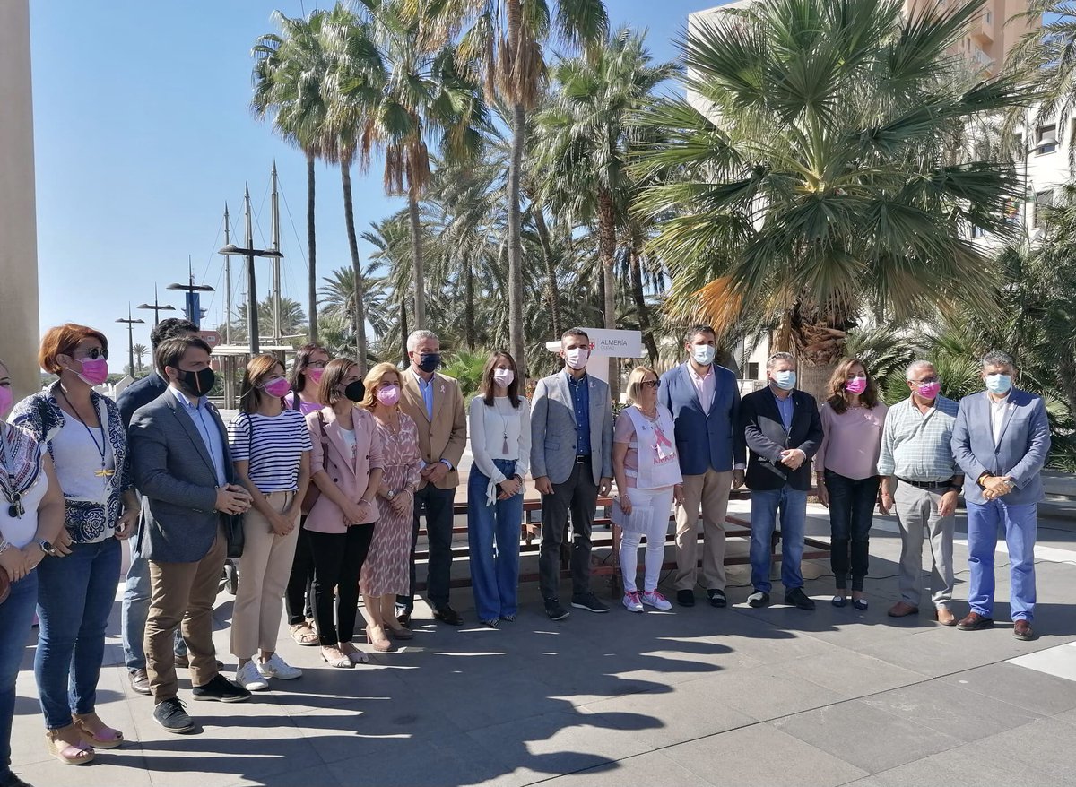 Vox_Almeria's tweet image. Nuestro portavoz en el Ayuntamiento de Almería, @VoxJf, ha acudido a los actos por el #DíaMundialDelCáncerDeMama en la capital. 

¡Estamos con vosotras! 🎀