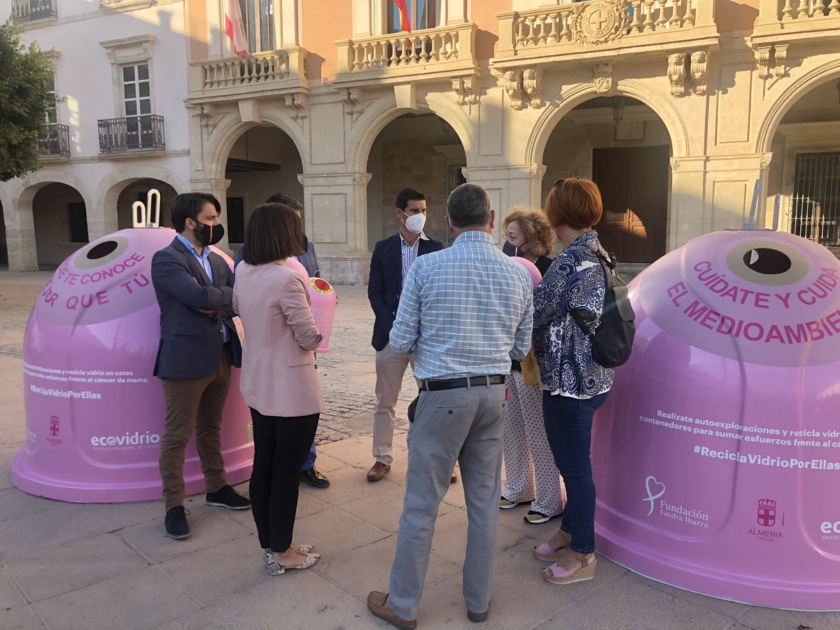 Vox_Almeria's tweet image. Nuestro portavoz en el Ayuntamiento de Almería, @VoxJf, ha acudido a los actos por el #DíaMundialDelCáncerDeMama en la capital. 

¡Estamos con vosotras! 🎀