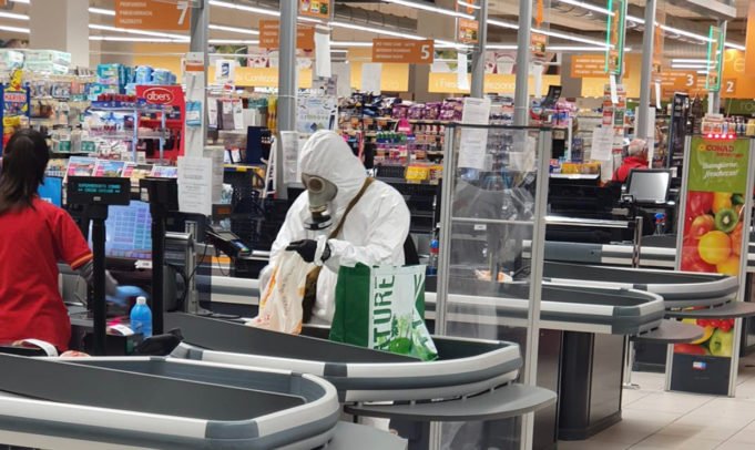 Thread lungo che mostra una serie di foto rappresentative delle tante assurdità che abbiamo visto negli ultimi due anni.

1) Supermercati a marzo 2020.