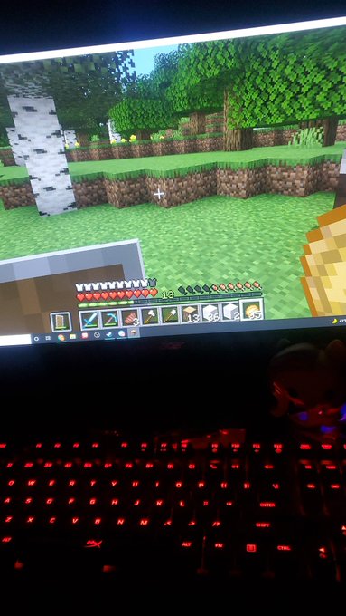 Who's playing minecraft at this 4 in the morning!!!! This bitch!! ???? https://t.co/jGZ2wDu9Ts