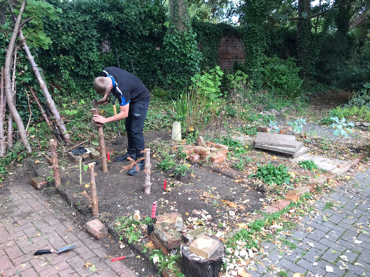 We've got some exciting news to share, our Garden Project will soon be home to four rescue hens! The team have worked hard to build a suitable coop, - we thought we'd share our progress with you; read our most recent blog post: stvsandstgs.co.uk/cluckingham-pa…
#gardening #chickens