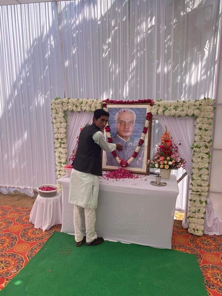 ग्राम चाडी (ओसियां, जोधपुर) स प्रदेश के पूर्व कैबिनेट मंत्री स्व. श्री महिपाल मदेरणा जी के आवास पहुंचकर उन्हें श्रद्धासुमन अर्पित किए तथा परिवारजनों से मिलकर उन्हें सांत्वना दी।