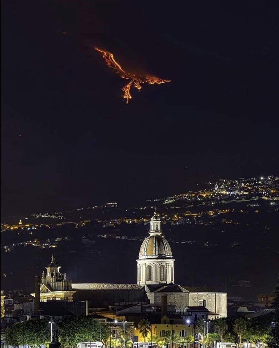 manuia66's tweet photo. Uno scatto a dir poco favoloso.....sembra una fenice nel cielo.....invece è l'eruzione sull'Etna...
"Chapeau" al fotografo Davide Basile https://t.co/8w7f9IHG5R