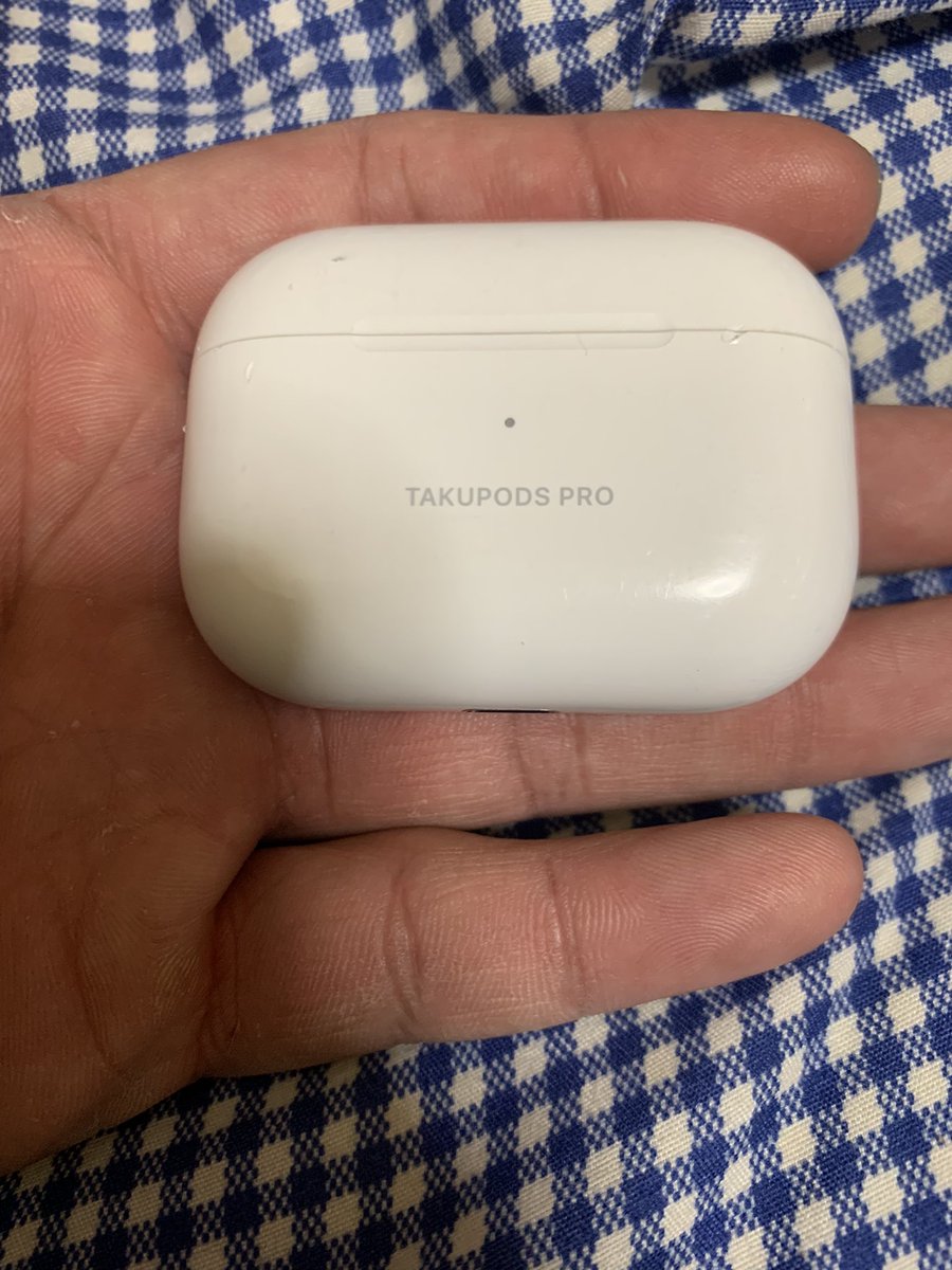 JunBoy1984's tweet photo. 家の近く、調布市国領町の狛江通り沿いの歩道でAirPodsproの充電ケースを拾った。
TAKUPODS PROの刻印あり。これで持ち主見つからないかなーー？？
#AirPodsPro #充電ケース #紛失 #TAKUPODSPRO https://t.co/i92CK4VD44