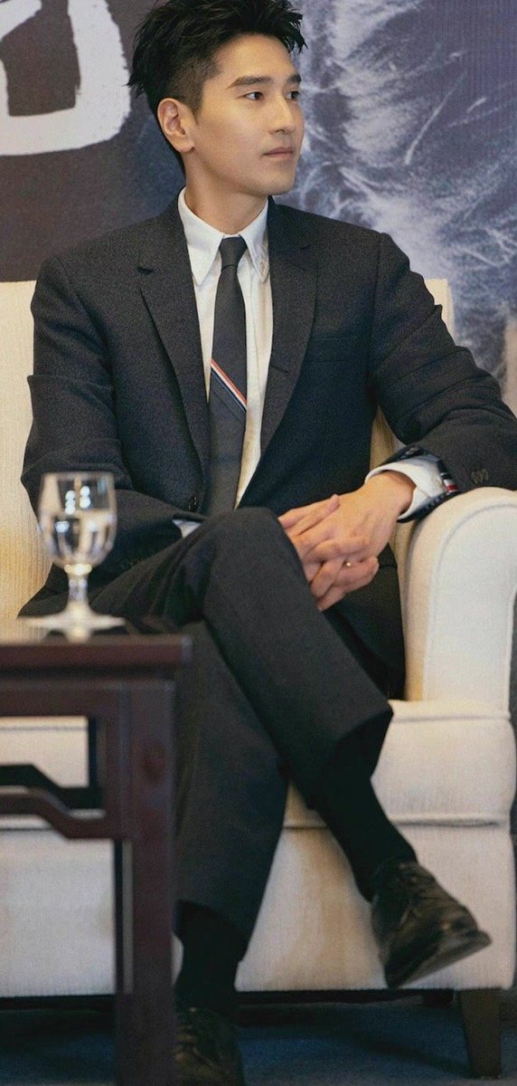 /一些白袜和黑袜/ (38)

制服是诱发想象力的开关按钮。
