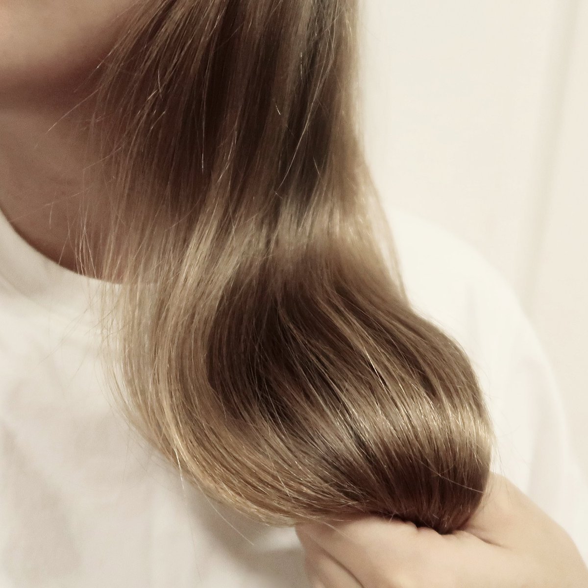 ขนลุกอะ ใช้ปุ๊ปผมลื่นเลย ดีจริงไม่จกตา เคราติน มาส์ก ของโลแลน ผมลื่นขึ้นเห็นๆ เลยตั้งแต่ครั้งแรก นี่ขนาดเคยฟอกสีมานะ ผมแข็งแรงเลย นุ่มมลืมม นางบำรุงแน่น สมแล้วที่หลายคนป้ายยาชั้น ชอบมาก
ต้องไปตำ ใช้แทนครีมนวดได้นะ
ช่วงนี้มีโปรที่ 7-11 เหลือ All member เหลือกระปุกละ 98 คุ้มมมม