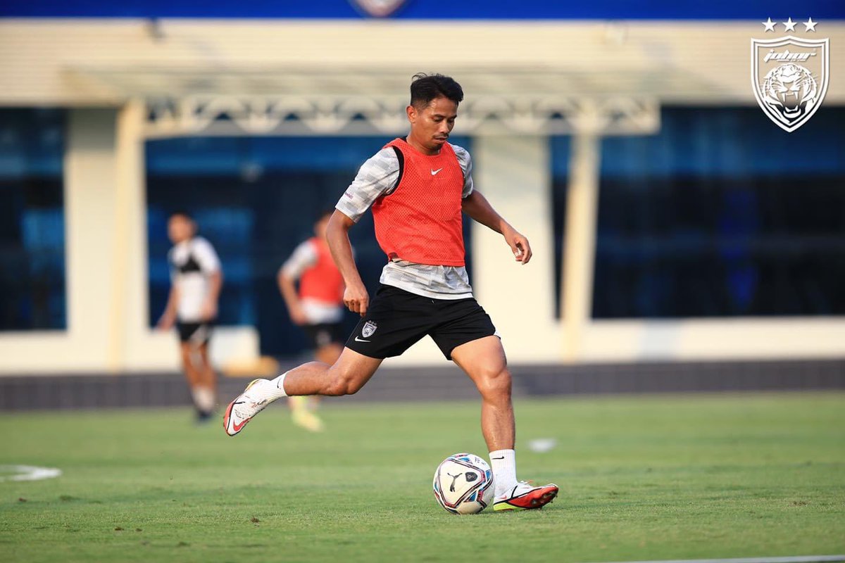 OfficialJohor's tweet photo. New week, new challenge. Let's get it going boys 👊

More photos at https://t.co/UogrwPnV0A

#TrainingSession
#WinnersKeepWorking
#EightConsecutiveTitles
#JDTForAll
#LuaskanKuasamuJohor https://t.co/U334l0HFz9