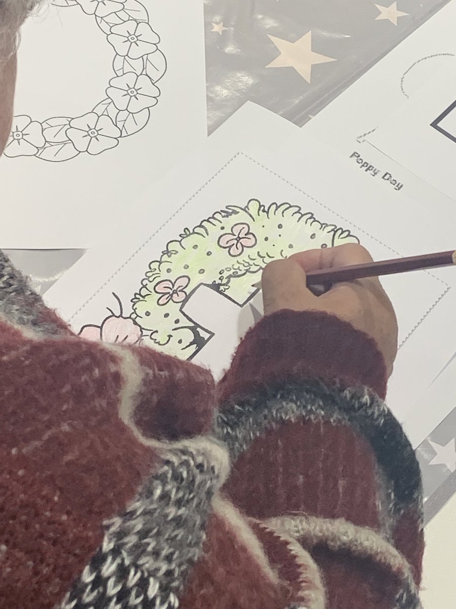 ShellyRiv1's tweet photo. A lovely morning spent colouring in poppies, to become part of the Harrison Park annual Remembrance display👍🏻 #hullextracare @RuthLeadsRd @pozCG @Riv_SarahCoward @chuchi3651 @AlanMarples @ClaireRoute @RiversideCarol @ConnecttoHull @RiversideUK https://t.co/Fmpu7wqDeE