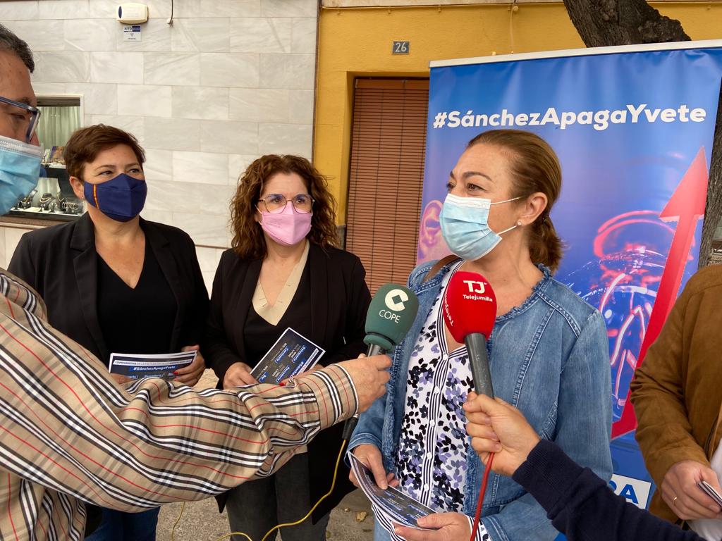 💡 Llevamos a los municipios nuestra campaña informativa sobre nuestras propuestas para bajar el precio de la luz 

Hoy, a #Jumilla, donde participan <a href="/InmaLardVerd/">Inma Lardín Verdú</a>, <a href="/IsabelMariaSnc2/">Isabel Maria Sánchez</a> y Víctor Martínez-Carrasco, junto a la presidenta del <a href="/PPJumilla/">Populares Jumilla</a> <a href="/sevejumilla/">Seve González</a> 

#SánchezApagaYVete