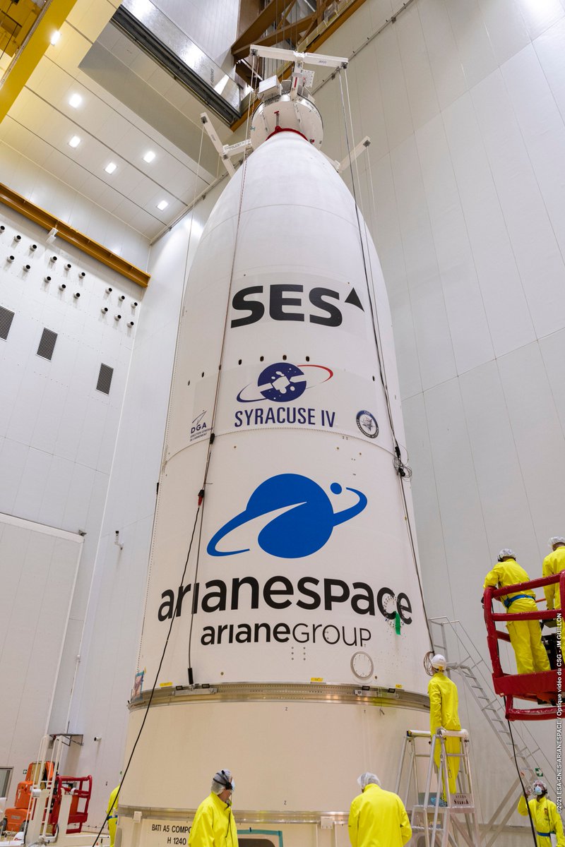 Preparations continue for the Oct 22nd launch of #Ariane5 flight #VA255 carrying #SES17 by @SES_Satellites and Syracuse 4A by @DGA . Transfer of upper composite, with special appearance of the @Ariane6 fairing!
@Arianespace @esa_sts @CNES @ArianeGroup  @RuagSpace @Thales_Alenia_S