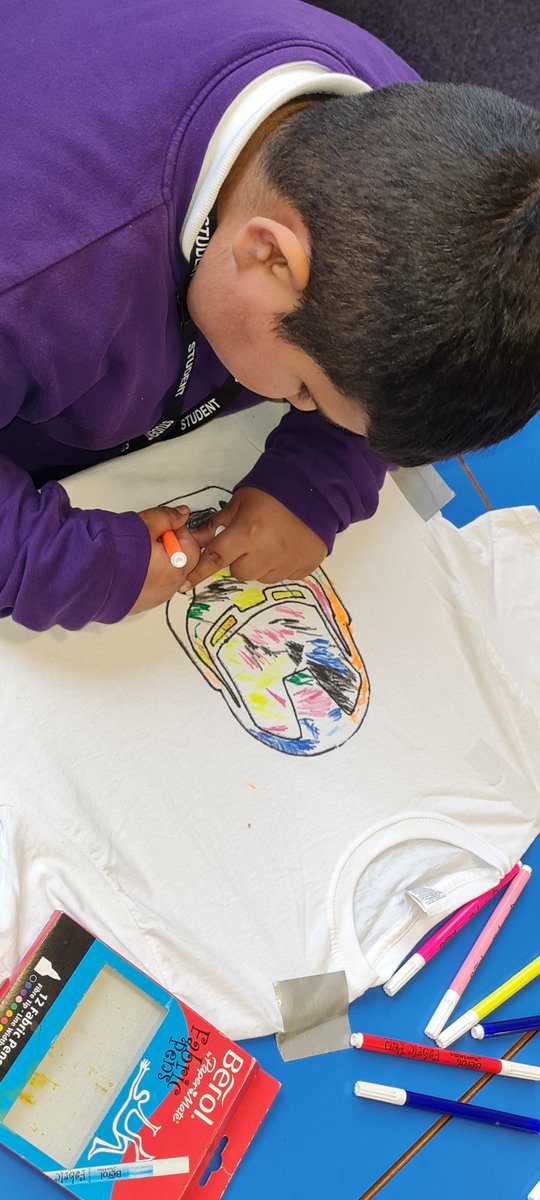 MrRichHarris's tweet photo. Taking inspiration from our friends @providebrum with a calming lunch time, creating our own tshirts @AndertonPark 🎨👕 https://t.co/WNvyCjHSAg